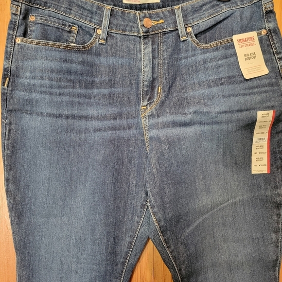 Signature Levi's Mid-rise Bootcut Women's Blue Jeans - Picture 2 of 11